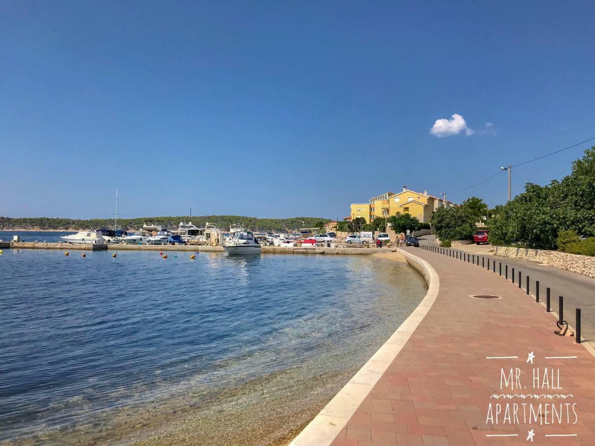 Mr. Hall Apartments Barbat na Rabu Exterior photo