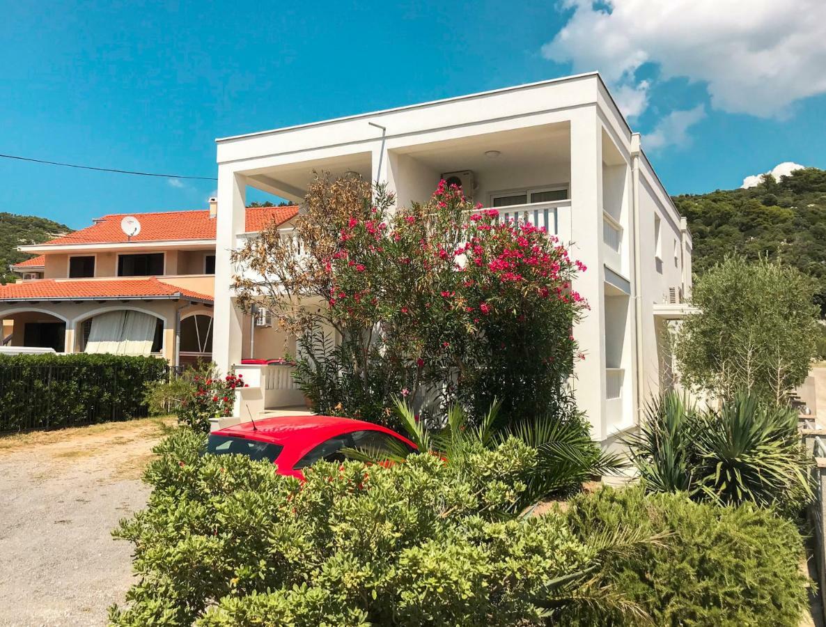 Mr. Hall Apartments Barbat na Rabu Exterior photo
