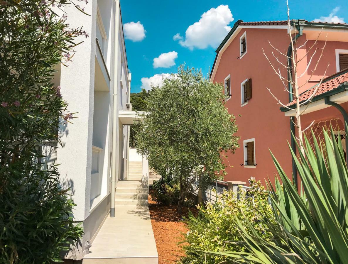 Mr. Hall Apartments Barbat na Rabu Exterior photo